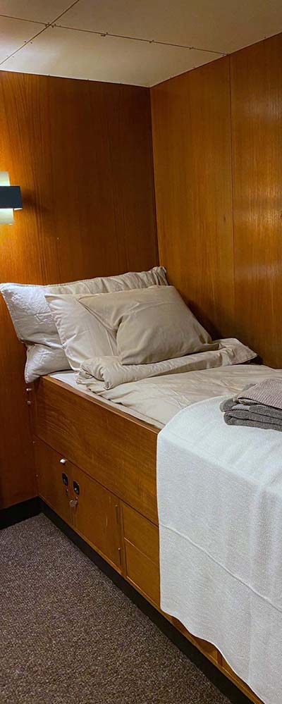 Made bed cabin 400x1000