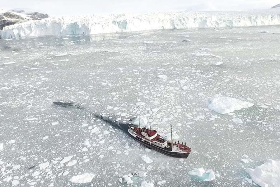 Togo surrounded by ice 900x600